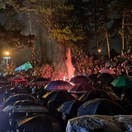 Митрополит Јоаникије освештао бадњаке пред никшићким Саборним храмом