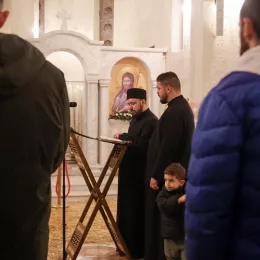 Митроплит Методије налагао бадњаке испред Саборног храма у Беранама