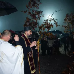 Митроплит Методије налагао бадњаке испред Саборног храма у Беранама