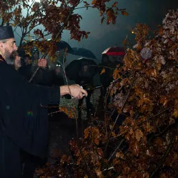 Митроплит Методије налагао бадњаке испред Саборног храма у Беранама