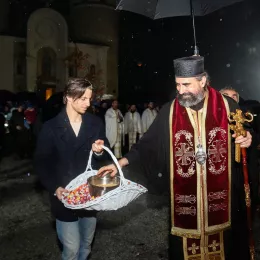 Митроплит Методије налагао бадњаке испред Саборног храма у Беранама