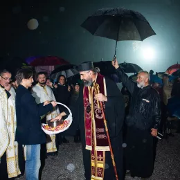 Митроплит Методије налагао бадњаке испред Саборног храма у Беранама