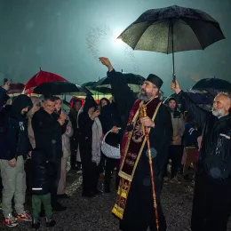 Митроплит Методије налагао бадњаке испред Саборног храма у Беранама