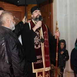 Митроплит Методије налагао бадњаке испред Саборног храма у Беранама