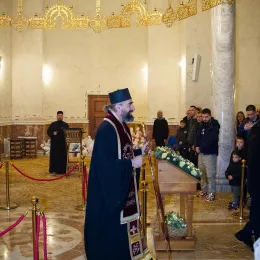 Митроплит Методије налагао бадњаке испред Саборног храма у Беранама