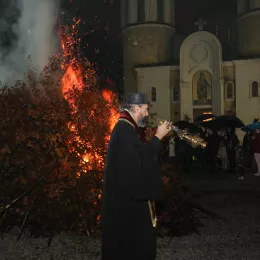 Митроплит Методије налагао бадњаке испред Саборног храма у Беранама