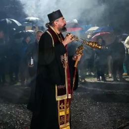 Митроплит Методије налагао бадњаке испред Саборног храма у Беранама
