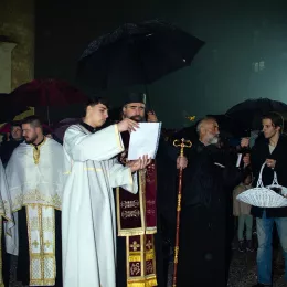 Митроплит Методије налагао бадњаке испред Саборног храма у Беранама