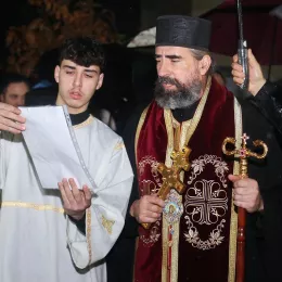 Митроплит Методије налагао бадњаке испред Саборног храма у Беранама