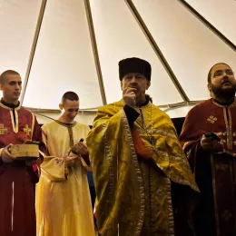 Испред Цркве Светих Апостола Петра и Павла у Бијелом Пољу наложени бадњаци