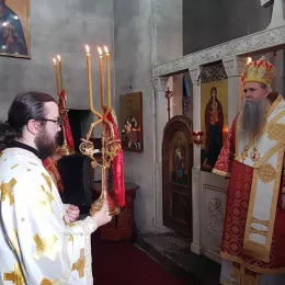 Преосвећени Владика Јоаникије служио у манастиру Ђурђеви Ступови