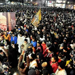 Отац Обрен Јовановић на литији у Никшићу