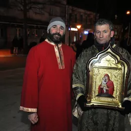 Отац Обрен Јовановић на литији у Никшићу