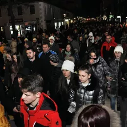 Отац Обрен Јовановић на литији у Никшићу