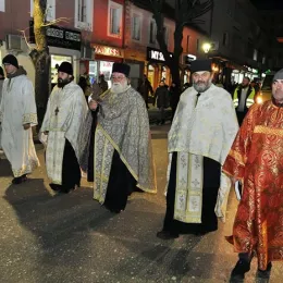 Отац Обрен Јовановић на литији у Никшићу