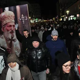 Отац Обрен Јовановић на литији у Никшићу