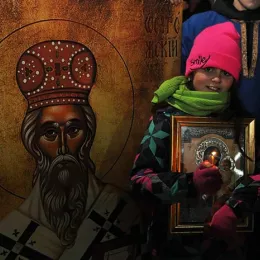 Отац Обрен Јовановић на литији у Никшићу