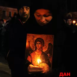 Отац Обрен Јовановић на литији у Никшићу