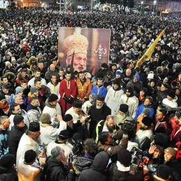 Отац Обрен Јовановић на литији у Никшићу