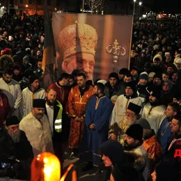 Отац Обрен Јовановић на литији у Никшићу