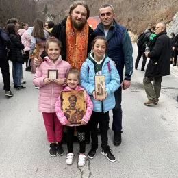 Крстина са својом породицом у молитвеном ходу за одбрану Светиња
