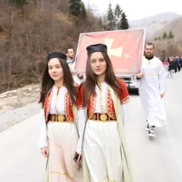 Крстина са својом породицом у молитвеном ходу за одбрану Светиња