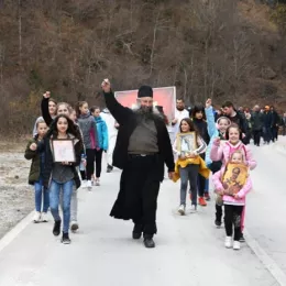 Крстина са својом породицом у молитвеном ходу за одбрану Светиња