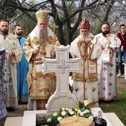 Епископи Јоаникије и Јован у Дајбабама служили помен оцу Луки (Анићу)