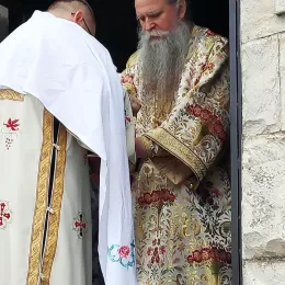 Епископи Јоаникије и Јован у Дајбабама служили помен оцу Луки (Анићу)