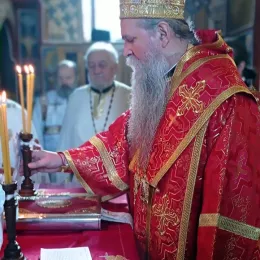 Празник Света Три Јерарха молитвено прослављен у манастиру Мајсторовина