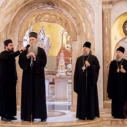 Митрополити Амвросије и Зиновије Руске Православне Цркве посјетили подгоричики Саборни храм и одслужили помен Митрополиту Амфилохију