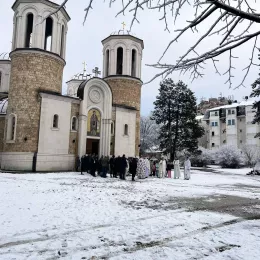 Епископ Методије служио Литургију у беранском Саборном храму и годишњи помен свештенику Драгану Ристићу