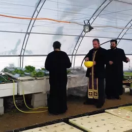 Освештан аквапонијски пластеник на Мркошници