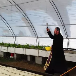 Освештан аквапонијски пластеник на Мркошници