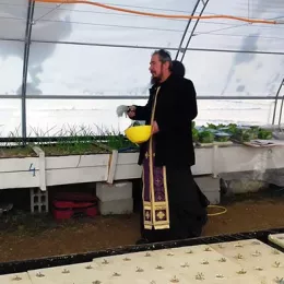 Освештан аквапонијски пластеник на Мркошници