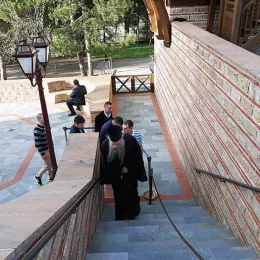 Епископ Јоаникије богослужио у манастиру Хиландару