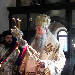 Епископ Јоаникије на Задушнице служио Литургију у храму Светих Петра и Павла у Никшићу