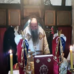 Епископ Јоаникије на Задушнице служио Литургију у храму Светих Петра и Павла у Никшићу