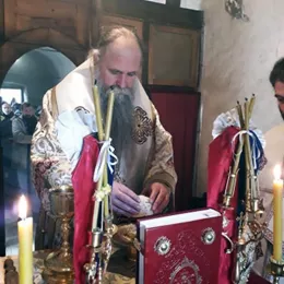 Епископ Јоаникије на Задушнице служио Литургију у храму Светих Петра и Павла у Никшићу