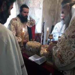 Епископ Јоаникије на Задушнице служио Литургију у храму Светих Петра и Павла у Никшићу