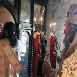 Епископ Јоаникије на Задушнице служио Литургију у храму Светих Петра и Павла у Никшићу