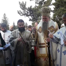 Епископ Јоаникије на Задушнице служио Литургију у храму Светих Петра и Павла у Никшићу