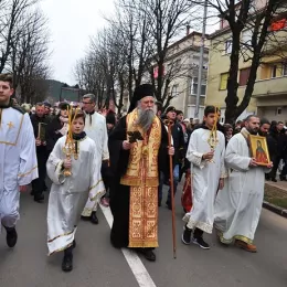 Епископ Јоаникије на литији у Никшићу