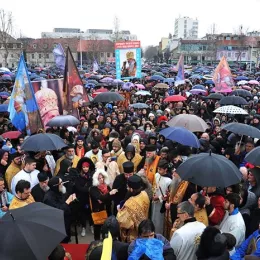 Епископ Јоаникије на литији у Никшићу