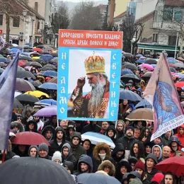 Епископ Јоаникије на литији у Никшићу