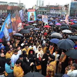 Епископ Јоаникије на литији у Никшићу