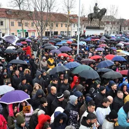 Епископ Јоаникије на литији у Никшићу