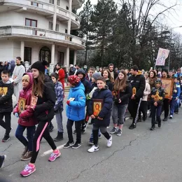 Епископ Јоаникије на литији у Никшићу