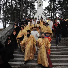 Епископ Јоаникије на литији у Никшићу