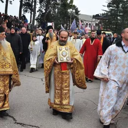 Епископ Јоаникије на литији у Никшићу